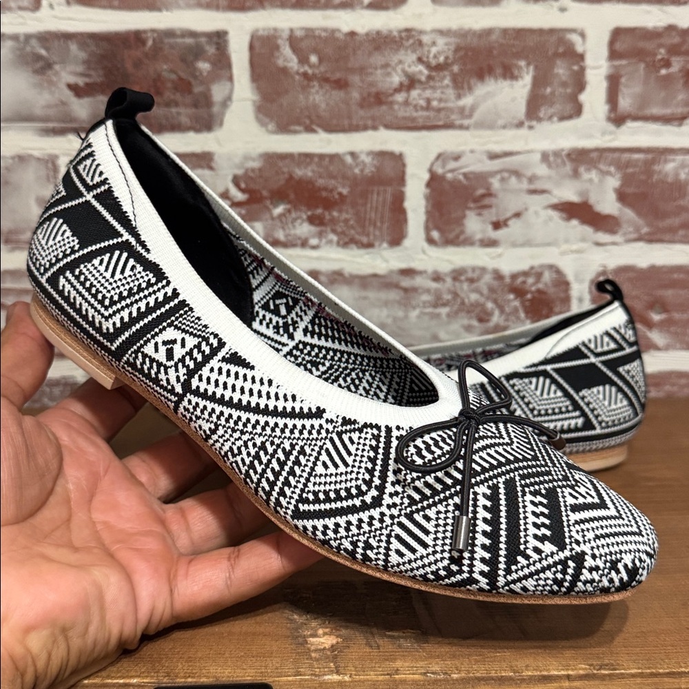 Skechers Women’s Sz 7 Wide Cleo Snip Sweet Class Skimmers Black White Knit Flats